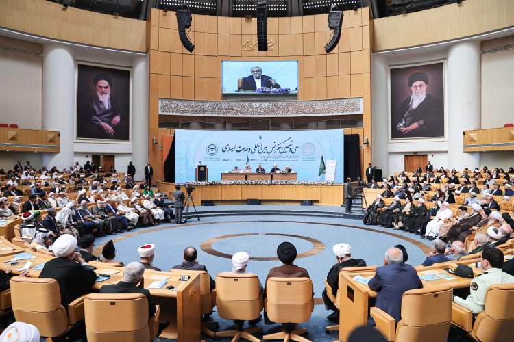 با تمام توان به وحدت و انسجام امت اسلامی پایبندیم