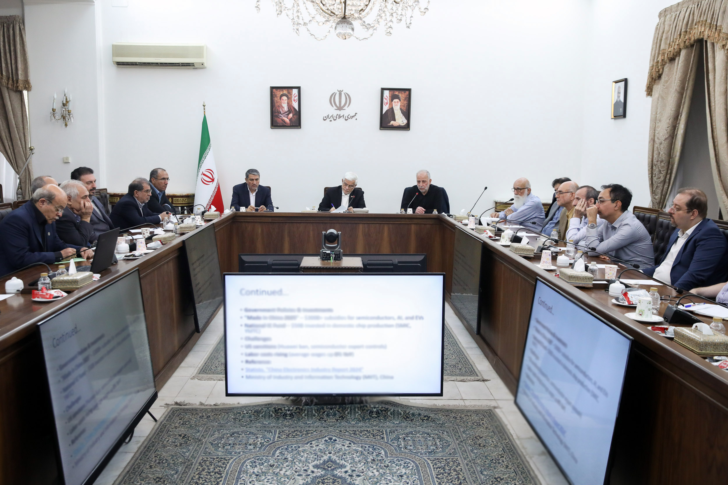 عارف:دولت طرح جامعی برای پیشرفت صنعت الکترونیک و میکرو الکترونیک در دستور کار قرار داده است