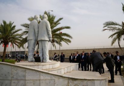 ادای احترام عراقچی به یادبود فرماندهان شهید مقاومت