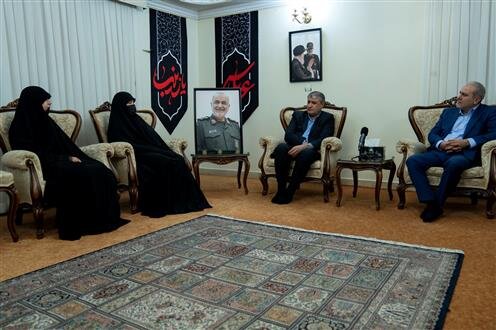 دیدار رئیس سازمان انرژی اتمی با خانواده شهیدان «باقری»، «سلامی»، «حاجیزاده» و «رشید» دیدار رئیس سازمان انرژی اتمی با خانواده شهیدان «باقری»، «سلامی»، «حاجیزاده» و «رشید»