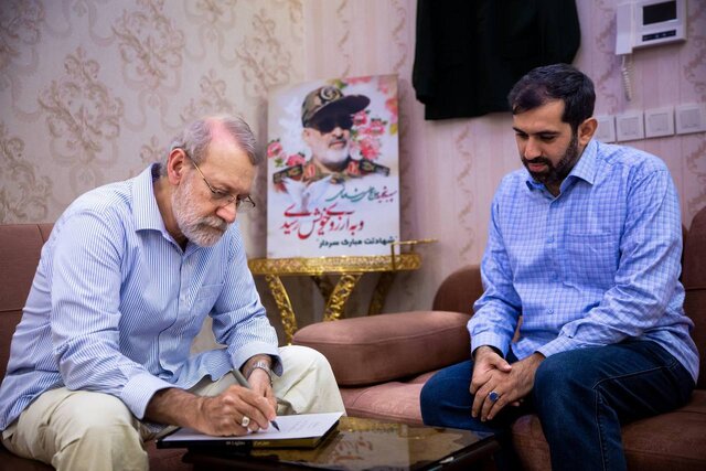 دیدار لاریجانی با خانواده شهیدان محرابی و شادمانی
