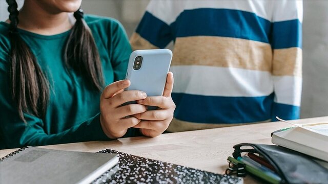 قصد فرانسه برای ممنوعیت استفاده از تلفن همراه در دبیرستان‌ها